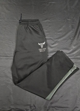 Pantaloni Tuta Primark × NBA Chicago Bulls Neri da Uomo
Taglia : M, merk: NBA, staat: Heel goed, maat: M, € 19,00, € 20,65 inclusief Kopersbescherming