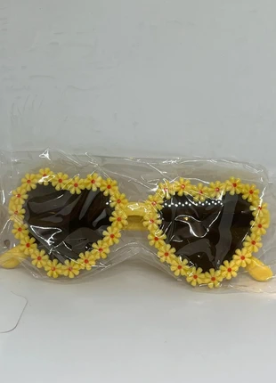 Leuke meisjes hartjes zonnebril geel, merk: Uitverkoop, staat: Heel goed, € 1,99, € 2,79 inclusief Kopersbescherming Pro