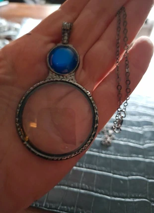 Ketting met vergrootglas met blauwe steen., staat: Nieuw zonder prijskaartje, € 2,50, € 3,33 inclusief Kopersbescherming