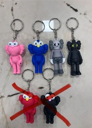 Porte clé kaws, marque: Kaws, état: Très bon état, 3,00 €, 3,85 € Protection acheteurs incluse