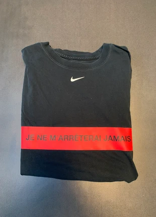 T-shirt Nike Motivation Noir et Rouge – Taille M – Très Bon État, marque: Nike, état: Très bon état, taille: M, 9,00 €, 10,15 € Protection acheteurs incluse