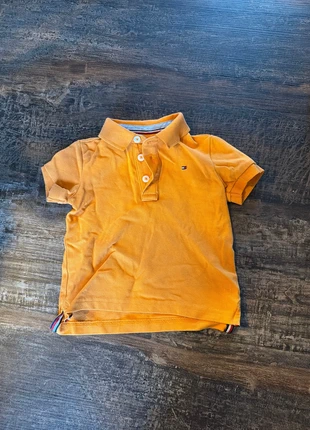 Tommy hilfiger polo, merk: Tommy Hilfiger, staat: Heel goed, maat: 9-12 maanden / 74 cm, € 3,50, € 4,38 inclusief Kopersbescherming