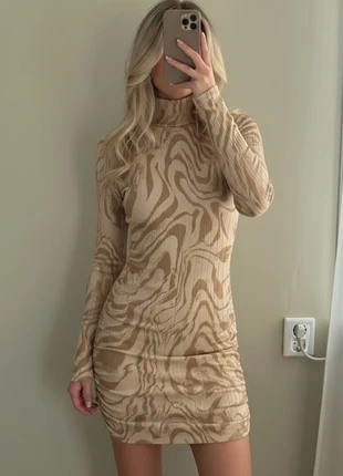 Robe beige col montant imprimé ondulé, brand: Seven Lane London, condizioni: Nuovo senza cartellino, taglia: M / IT 42 / EU 38, €29.00, €31.15 include la Protezione acquisti