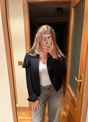 Chaqueta negra con volantes de Stradivarius, merk: Stradivarius, staat: Nieuw zonder prijskaartje, maat: S / 36 / 8, € 3,99, € 4,89 inclusief Kopersbescherming