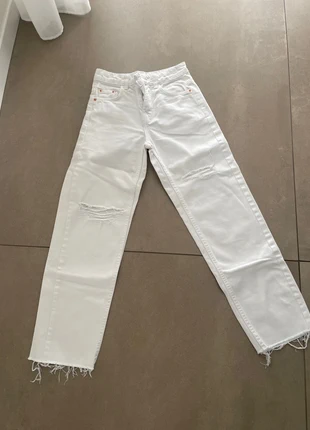 Jeans bianco, marque: Bershka, état: Neuf sans étiquette, taille: XXS / 32 / 4, 10,00 €, 11,20 € Protection acheteurs incluse