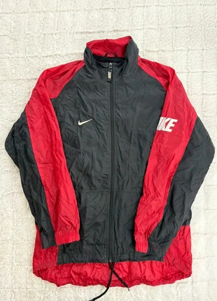 Veste coupe-vent Nike vintage taille M noir et rouge, logo brodé, doublure mesh, style sport 90s, marque: Nike, état: Très bon état, taille: M, 52,90 €, 56,25 € Protection acheteurs incluse