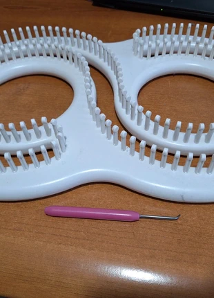 Telaio 8 +uncino, brand: Knitting Board, condizioni: Ottime, €10.00, €11.20 include la Protezione acquisti