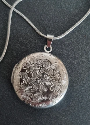 Lange zilverkleurige ketting met medaillon ●Stainlesssteel, staat: Heel goed, € 6,50, € 7,53 inclusief Kopersbescherming Pro