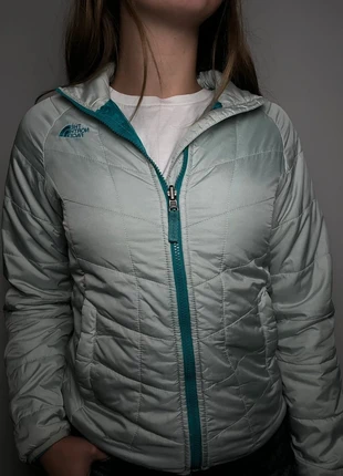 Doudoune the north face blanc cassé logo brodé bleu ciel #162, marque: The North Face, état: Très bon état, taille: XS / 34 / 6, 50,00 €, 53,20 € Protection acheteurs incluse