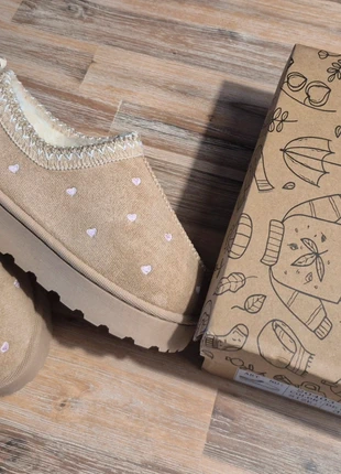 Beige meiden boots/ sloffen met hartjes, état: Neuf avec étiquette, taille: 36, 15,00 €, 16,45 € Protection acheteurs incluse