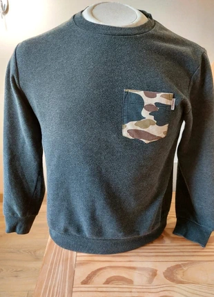 Sweat Carhartt, gris charbon, poche camouflage,camo. Taille S ., merk: Carhartt, staat: Heel goed, maat: S, € 22,50, € 24,33 inclusief Kopersbescherming