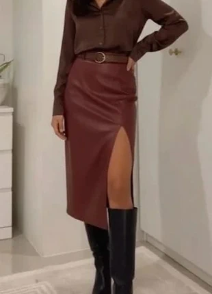 Jupe midi bordeaux en similicuir, taille haute et fente élégante taille M, brand: shawly, condizioni: Ottime, taglia: M / IT 42 / EU 38, €46.90, €49.95 include la Protezione acquisti