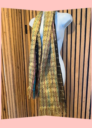 Kleurrijke sjaal met goudaccenten en franjes Wow, marque: Accessoire, état: Neuf sans étiquette, 4,00 €, 4,90 € Protection acheteurs incluse