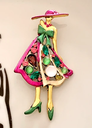 Jolie broche femme style vintage femme avec chapeau et robe à strass, état: Très bon état, 6,00 €, 7,00 € Protection acheteurs (Pro) incluse