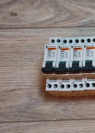 Lot de 4 Disjoncteurs Merlin Gérin Multi 9 C20, marque: Merlin Gerin, état: Très bon état, 30,00 €, 32,20 € Protection acheteurs incluse