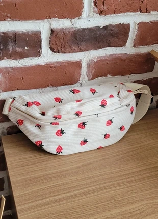 Banane velours côtelé crème motif fraises, merk: sans marque, staat: Nieuw zonder prijskaartje, € 9,99, € 11,19 inclusief Kopersbescherming