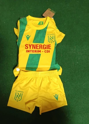 Ensemble FC Nantes 9/12 mois, marque: FC Nantes, état: Neuf avec étiquette, taille: 9-12 mois / 74 cm, 25,00 €, 26,95 € Protection acheteurs incluse