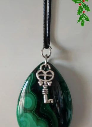Pendentif en Malachite 🎁, merk: Pierre, staat: Nieuw zonder prijskaartje, € 32,00, € 34,30 inclusief Kopersbescherming