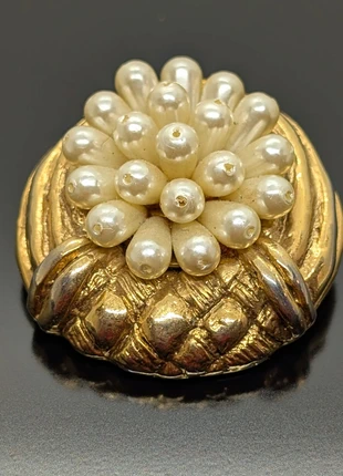 Broche en métal doré ornée de perles d'imitation, marque: Vintage Dressing, état: Très bon état, 18,00 €, 19,60 € Protection acheteurs (Pro) incluse
