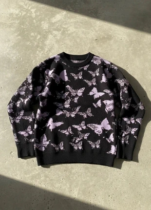 Pull noir à motifs papillons violets – style streetwear doux, condition: Very good, size: M, €49.90, €53.10 includes Buyer Protection