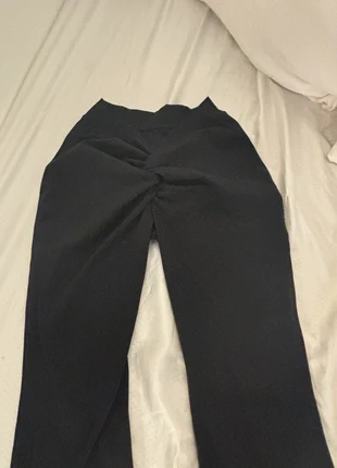 Schwarze Bootcut/flare yoga pants mit butt Scrunch – figurbetont & elegant, merk: Amazon, staat: Heel goed, maat: S / 36 / 8, € 6,50, € 7,53 inclusief Kopersbescherming