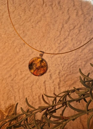 Collier artisanal acier et résine couleurs automnales, merk: Fabrication Artisanale, staat: Nieuw zonder prijskaartje, € 11,00, € 12,25 inclusief Kopersbescherming