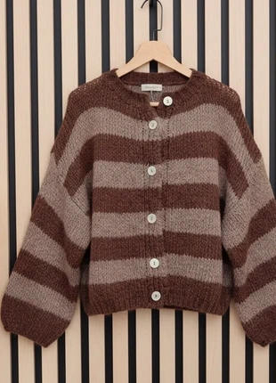 Gilet rayé marron et taupe en maille douce oversize, merk: CHIC, staat: Nieuw met prijskaartje, maat: Universele maat, € 32,00, € 34,30 inclusief Kopersbescherming Pro