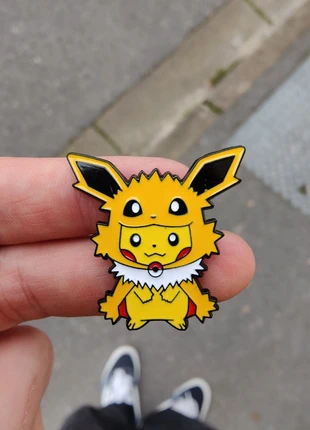 Pin's pikachu déguisé en voltali pokemon, brand: Pokémon, condizioni: Ottime, €2.99, €3.84 include la Protezione acquisti Pro
