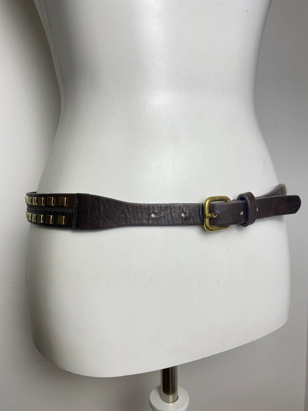 Vintage Y2K Gürtel mit Nieten und Metallplatten, Dunkelbraunes Leder, Metallbuckel