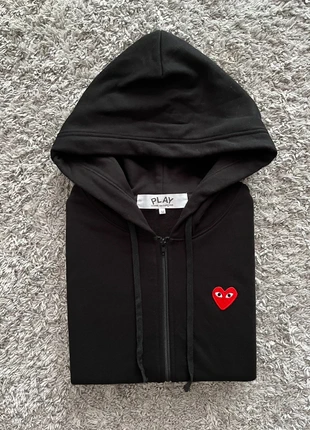Zip/Gilet à capuche Comme des garçons Noir logo brodé sur la poitrine Taille S en Parfait état, brand: Comme des Garçons, condition: Very good, size: S, €105.00, €110.95 includes Buyer Protection