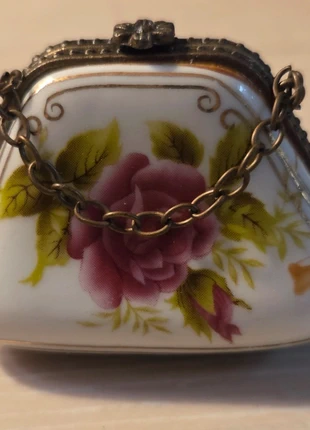 Pilulier en porcelaine – Décor floral, forme sac à main, brand: Collection, condition: Very good, €9.00, €10.15 includes Buyer Protection