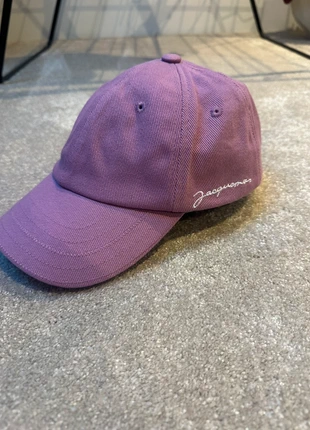 Jaquemus pet, merk: Jacquemus, staat: Nieuw zonder prijskaartje, maat: Universele maat, € 30,00, € 32,20 inclusief Kopersbescherming