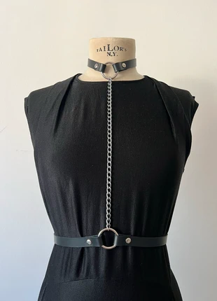 Black leather harness with chain, marque: IsyMo, état: Très bon état, 32,00 €, 34,30 € Protection acheteurs (Pro) incluse