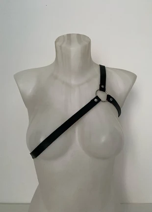 Harnais réglable uni-épaule en simili cuir noir, marke: Cryptica, zustand: Sehr gut, 11,50 €, 12,78 € beinhaltet Vinted-Käuferschutz Pro