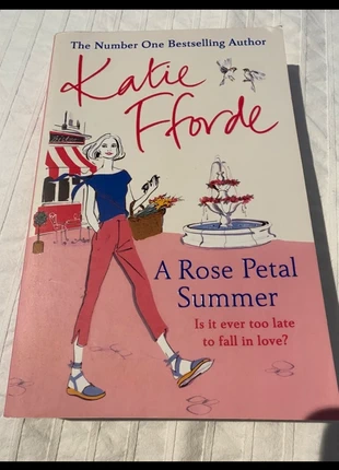 Katie Fforde - A rosé petal summer (Engels), staat: Heel goed, € 3,50, € 4,38 inclusief Kopersbescherming