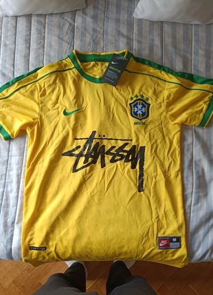 Camiseta Brasil Nike x Stüssy, marca: Nike, estado: Novo com etiquetas, tamanho: S, €26.00, €28.00 inclui Proteção do Comprador