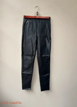 Legging simili cuir noir Stradivarius taille 38 Très bon état, marke: Stradivarius, zustand: Sehr gut, größe: M / 38 / 10, 12,00 €, 13,30 € inklusive Vinted-Käuferschutz