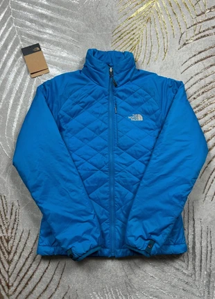 Doudoune the north face bleu logo brodé blanc, marke: The North Face, zustand: Sehr gut, größe: XS / 34 / 6, 55,00 €, 58,45 € beinhaltet Vinted-Käuferschutz Pro