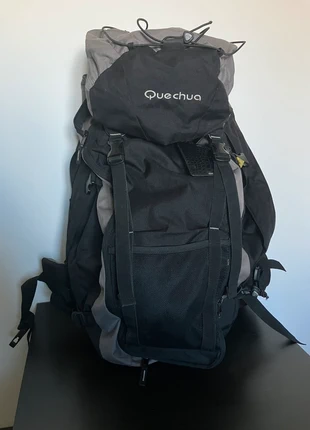 Sac de randonnée Quechua – Noir et gris - 40L, marque: Quechua, état: Très bon état, 50,00 €, 53,20 € Protection acheteurs incluse
