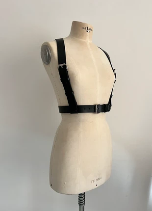 Black leather harness, brand: Isy Mo, condizioni: Ottime, taglia: Regolabile, €44.00, €46.90 include la Protezione acquisti Pro