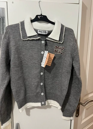 Pull / cardigans miu miu gris, marque: Miu Miu, état: Neuf avec étiquette, taille: M / 38 / 10, 115,00 €, 121,45 € Protection acheteurs incluse