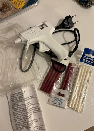 Wax sealing gun + wax sticks (red & white), marque: Artemio, état: Très bon état, 15,00 €, 16,45 € Protection acheteurs incluse