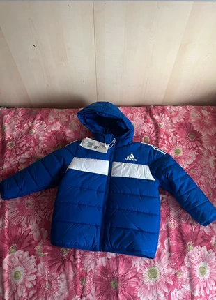 Piumino Adidas bambino taglia 2/3 anni colore blu e bianco, marca: adidas, estado: Novo com etiquetas, tamanho: 3 anos / 98 cm, €42.00, €44.80 inclui Proteção do Comprador