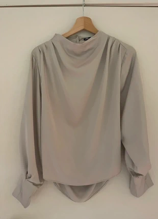 Chemisier blouse dos nu Zara gris en satin taille 40 femme neuf, brand: Zara, condizioni: Nuovo con cartellino, taglia: L / IT 44 / EU 40, €24.00, €25.90 include la Protezione acquisti