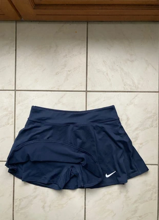 Jupe short running Nike taille M couleur bleu marine, marque: Nike, état: Très bon état, taille: M / 38 / 10, 20,00 €, 21,70 € Protection acheteurs (Pro) incluse
