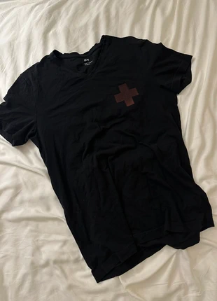 Black V-Neck Tee with Cross Print – Size M, brand: Japan Style, condizioni: Ottime, taglia: M, €25.00, €26.95 include la Protezione acquisti
