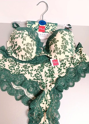 🎄Ensemble soutien gorge 90 C + culotte neuf avec étiquette🎄, marque: PLUS, état: Neuf avec étiquette, taille: 90C, 6,00 €, 7,00 € Protection acheteurs incluse