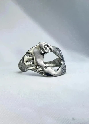 Bague Argentée Texturée Forme Organique Ajustable, marque: CHROME, état: Très bon état, taille: Ajustable, 12,00 €, 13,30 € Protection acheteurs (Pro) incluse
