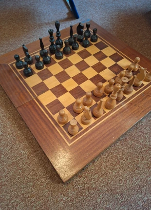 Groot houten schaakspel met schaakstukken., merk: geen merk, staat: Heel goed, € 20,00, € 21,70 inclusief Kopersbescherming