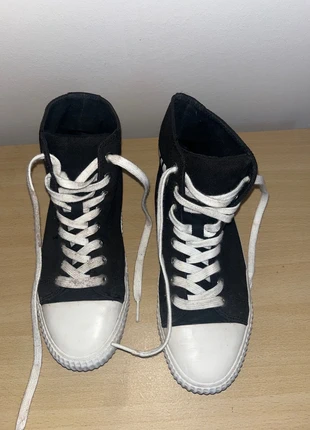 Basket haute Calvin Klein taille 38 noir et blanche, merk: Calvin Klein, staat: Goed, maat: 38, € 15,00, € 16,45 inclusief Kopersbescherming